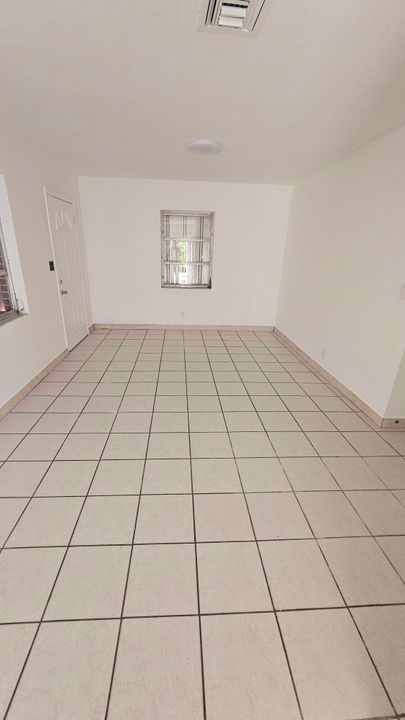 For Rent: $2,900 (3 beds, 1 baths, 972 Square Feet)