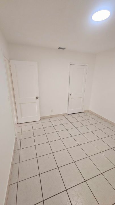 For Rent: $2,900 (3 beds, 1 baths, 972 Square Feet)