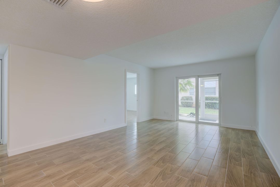 For Sale: $224,900 (2 beds, 2 baths, 891 Square Feet)