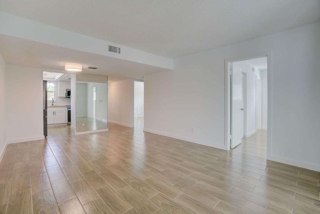 For Sale: $224,900 (2 beds, 2 baths, 891 Square Feet)