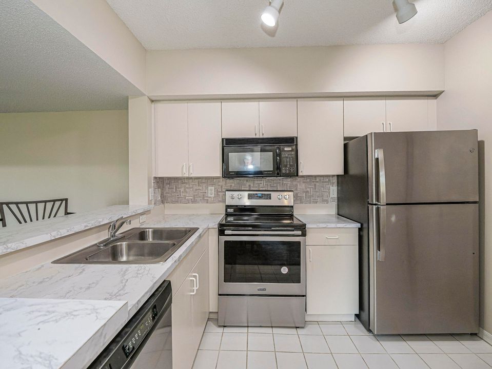 For Sale: $235,000 (2 beds, 2 baths, 1127 Square Feet)