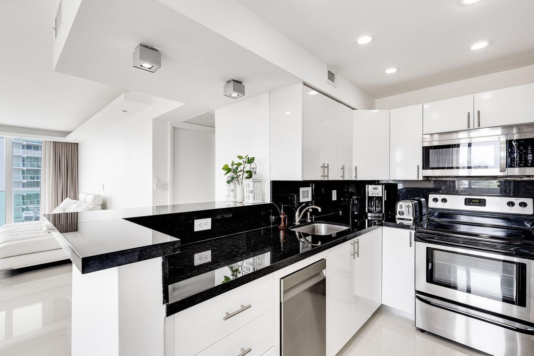 For Sale: $749,000 (2 beds, 2 baths, 1187 Square Feet)