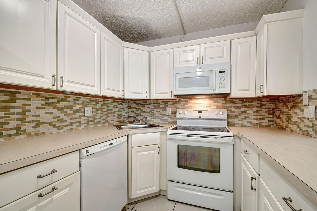 For Sale: $239,999 (2 beds, 2 baths, 1111 Square Feet)