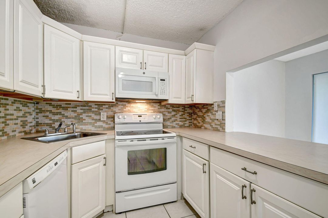 For Sale: $239,999 (2 beds, 2 baths, 1111 Square Feet)