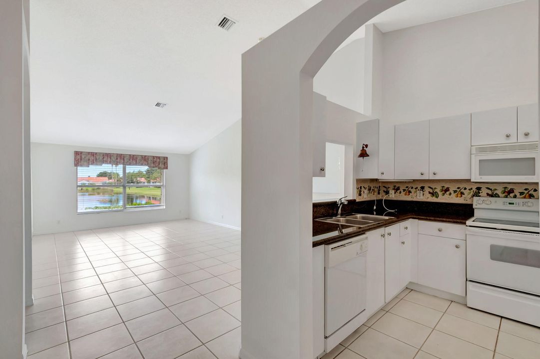 For Sale: $355,000 (2 beds, 2 baths, 1246 Square Feet)