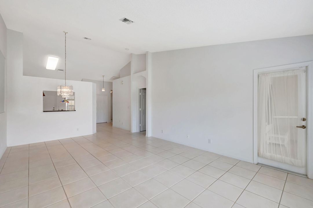 For Sale: $355,000 (2 beds, 2 baths, 1246 Square Feet)