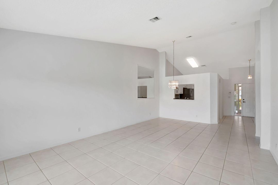 For Sale: $355,000 (2 beds, 2 baths, 1246 Square Feet)