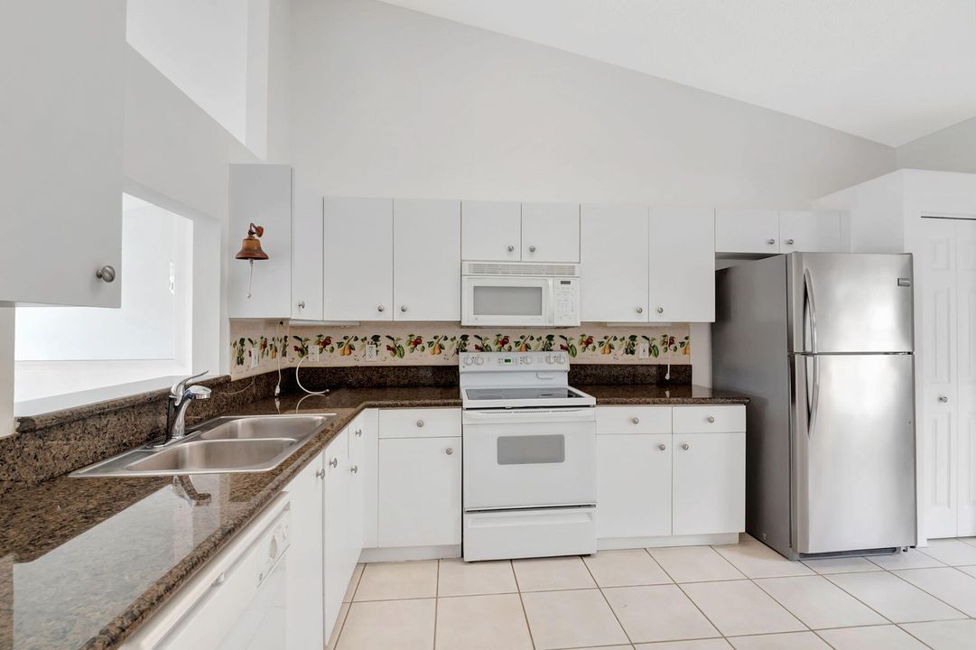 For Sale: $355,000 (2 beds, 2 baths, 1246 Square Feet)