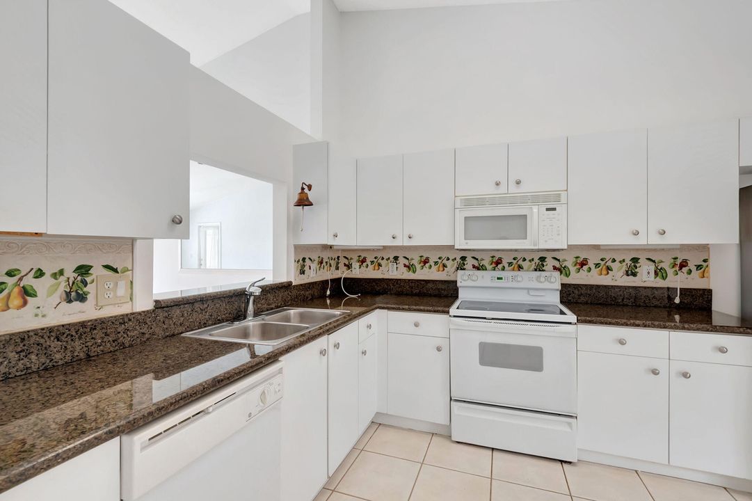 For Sale: $355,000 (2 beds, 2 baths, 1246 Square Feet)