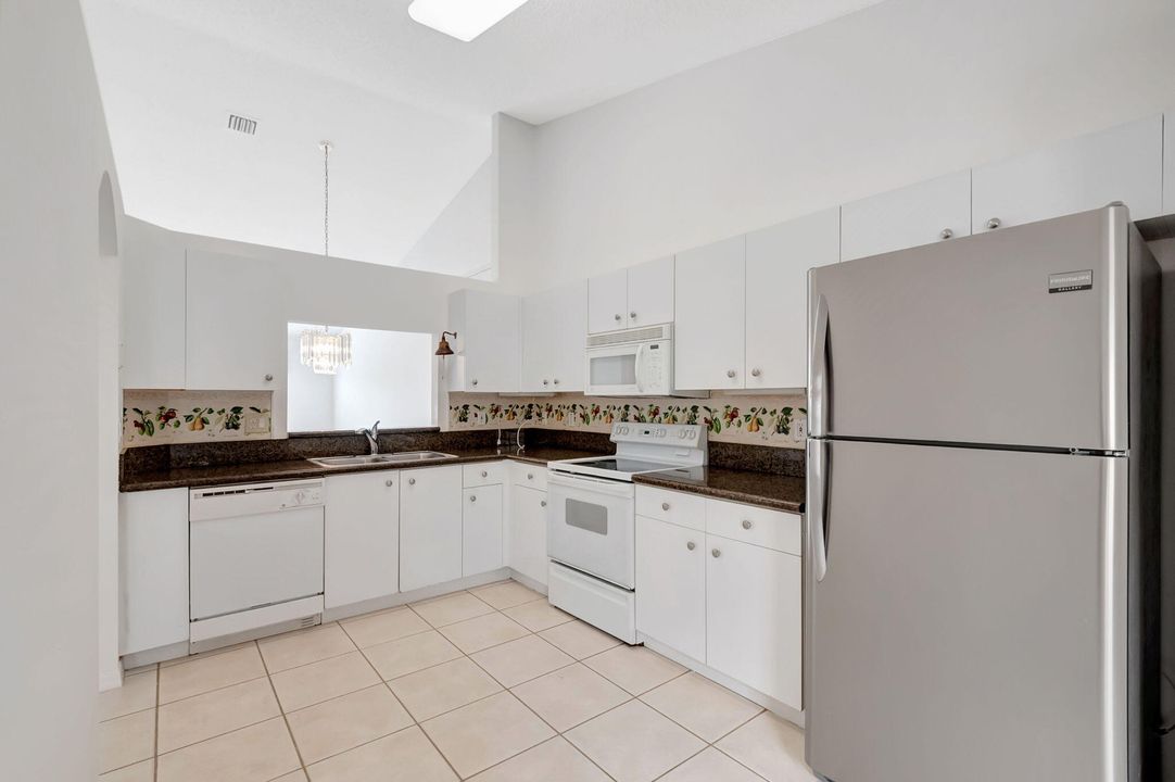 For Sale: $355,000 (2 beds, 2 baths, 1246 Square Feet)