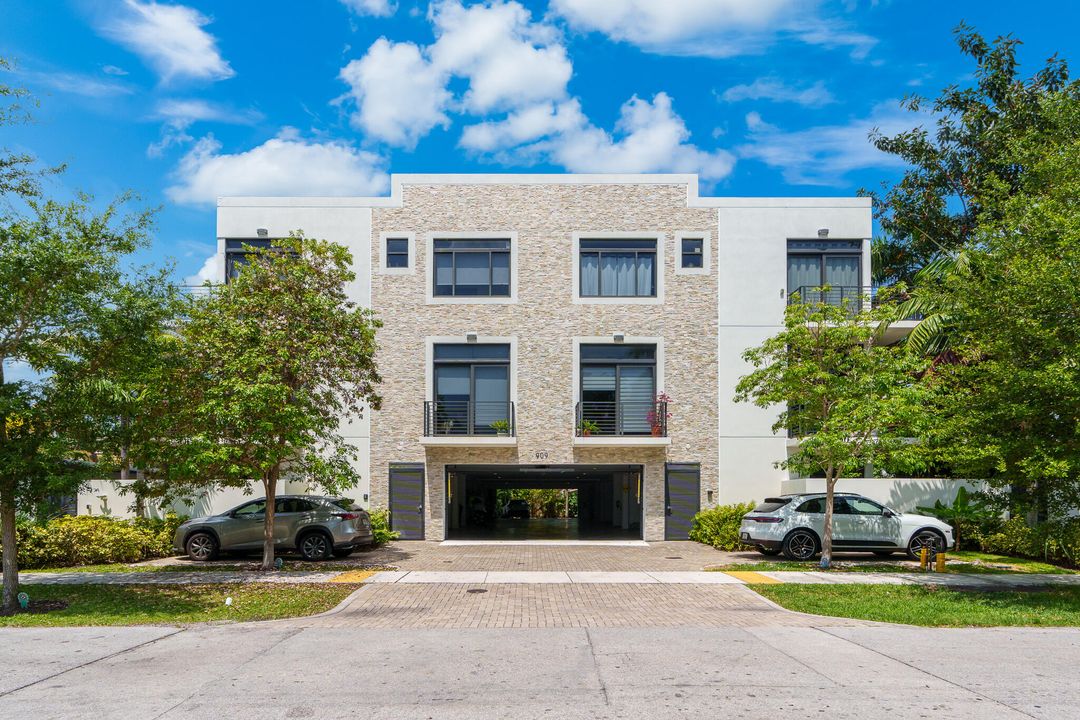 For Sale: $900,000 (3 beds, 2 baths, 1976 Square Feet)