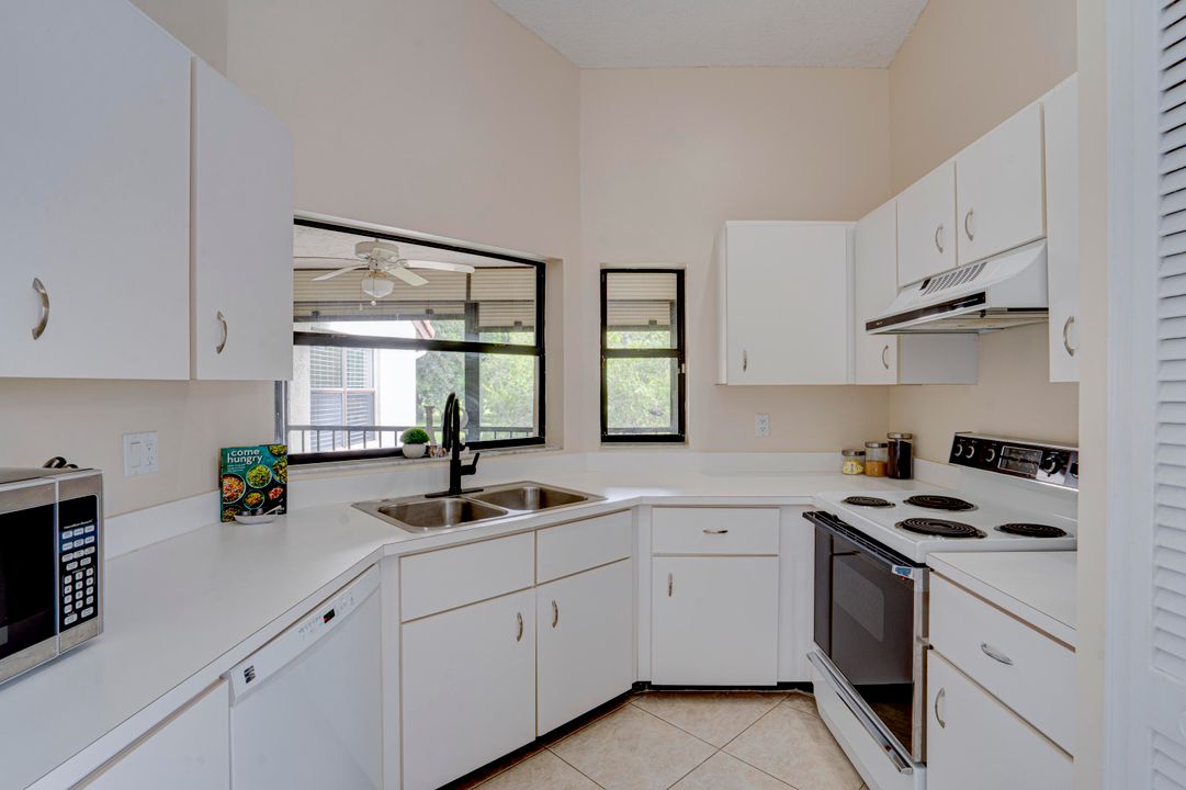 For Sale: $280,000 (2 beds, 2 baths, 1335 Square Feet)