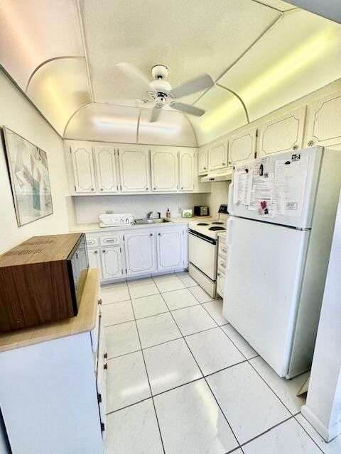 For Sale: $139,900 (2 beds, 1 baths, 835 Square Feet)