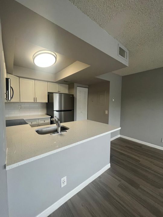 For Rent: $1,695 (1 beds, 1 baths, 527 Square Feet)