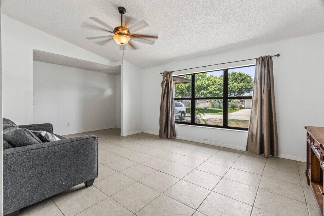 For Sale: $324,900 (2 beds, 2 baths, 1244 Square Feet)