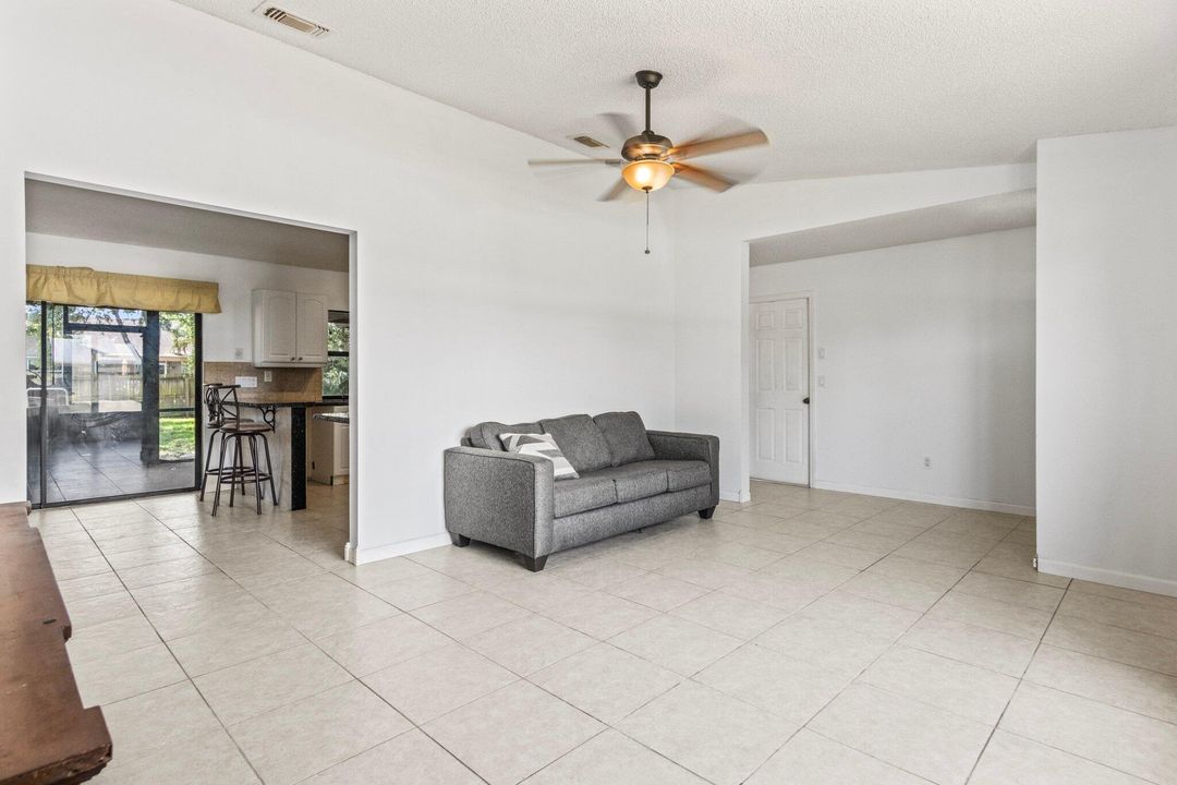 For Sale: $324,900 (2 beds, 2 baths, 1244 Square Feet)