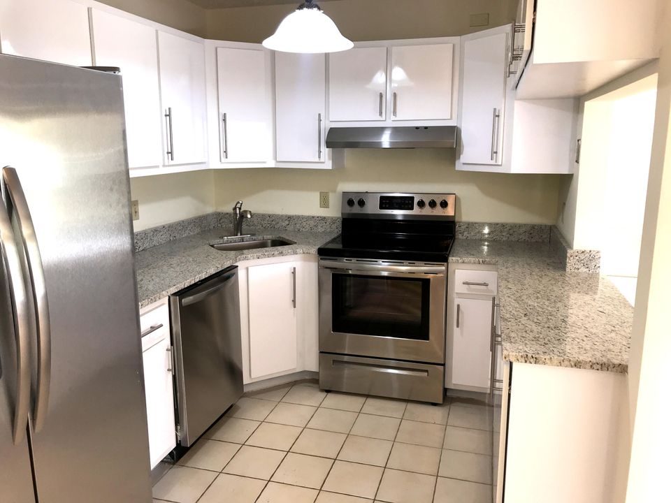 For Rent: $2,000 (2 beds, 2 baths, 1115 Square Feet)