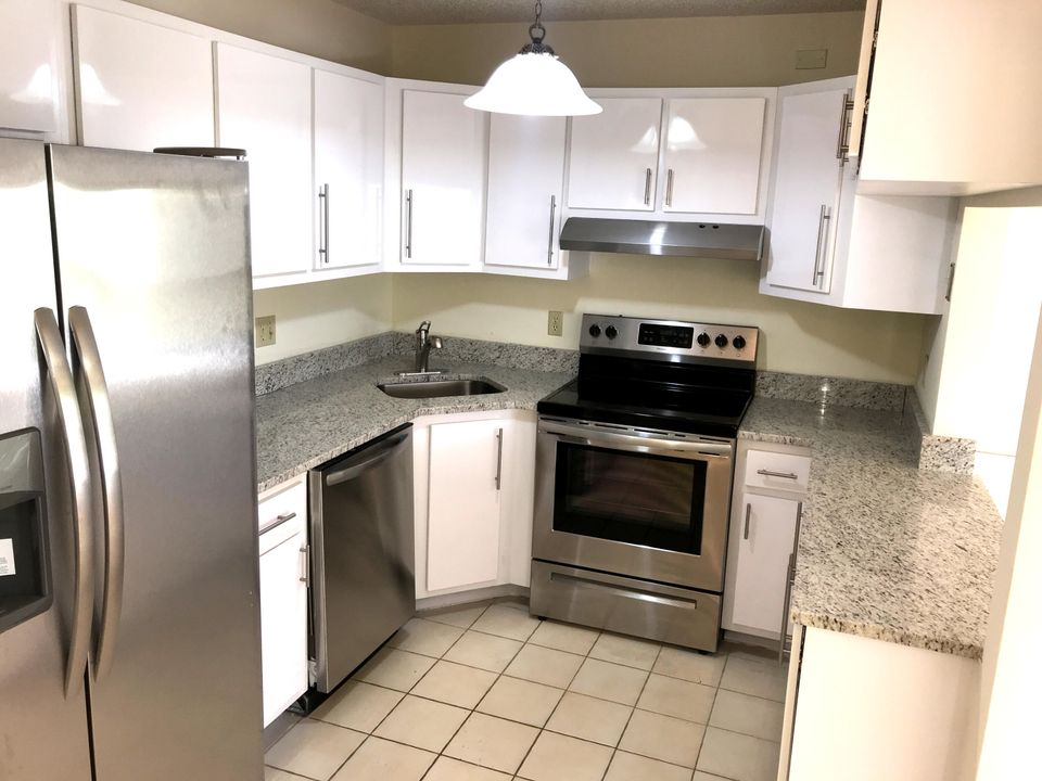 For Rent: $2,000 (2 beds, 2 baths, 1115 Square Feet)