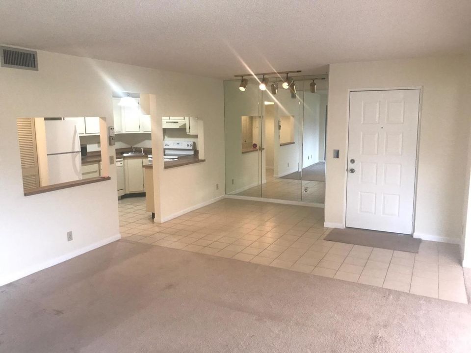 For Rent: $2,000 (2 beds, 2 baths, 1115 Square Feet)