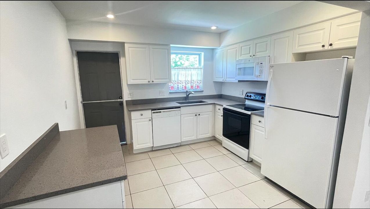 For Rent: $2,450 (2 beds, 1 baths, 1100 Square Feet)