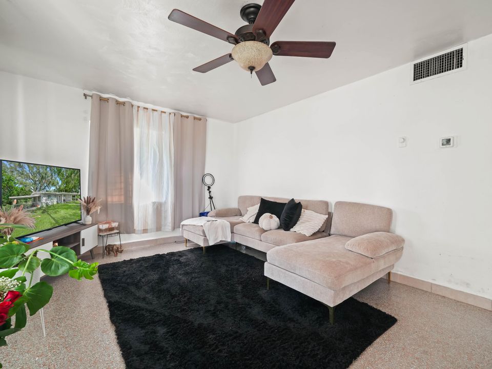 For Sale: $235,000 (3 beds, 2 baths, 1144 Square Feet)