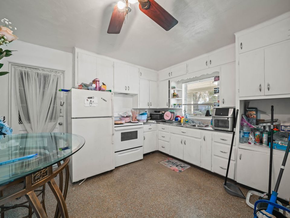 For Sale: $235,000 (3 beds, 2 baths, 1144 Square Feet)