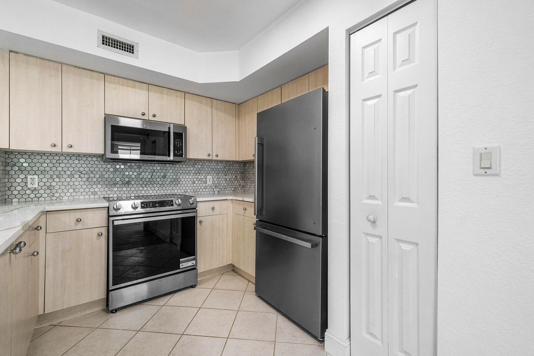 For Sale: $519,000 (2 beds, 2 baths, 1071 Square Feet)