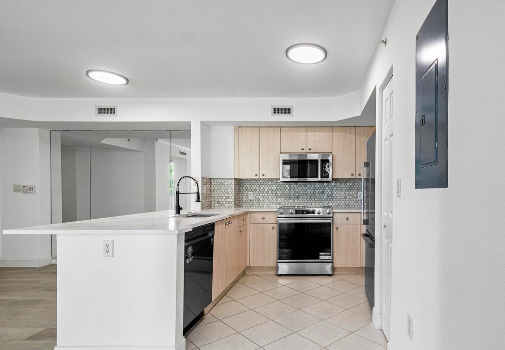 For Sale: $519,000 (2 beds, 2 baths, 1071 Square Feet)