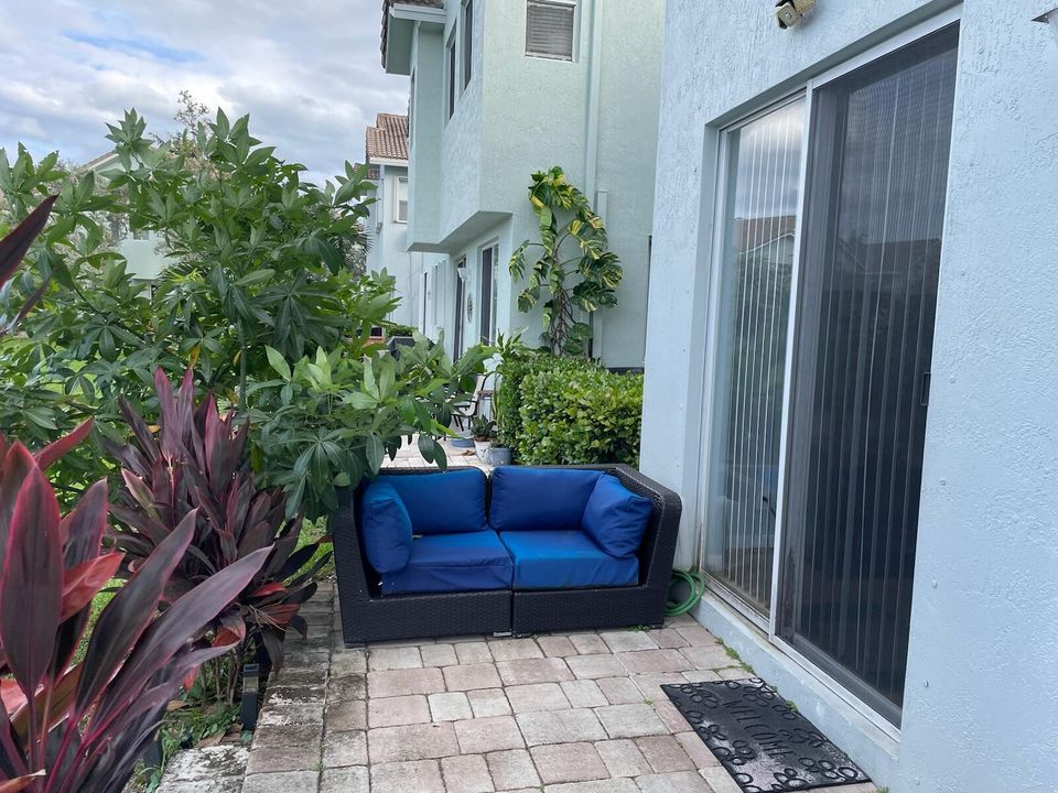 For Sale: $300,000 (2 beds, 2 baths, 1199 Square Feet)