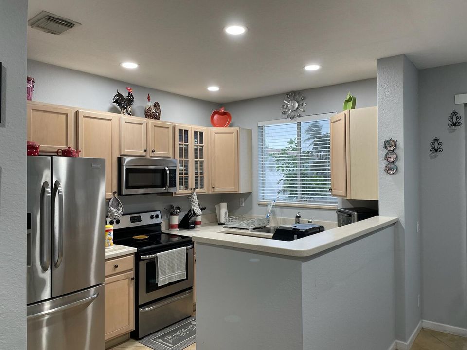 For Sale: $300,000 (2 beds, 2 baths, 1199 Square Feet)