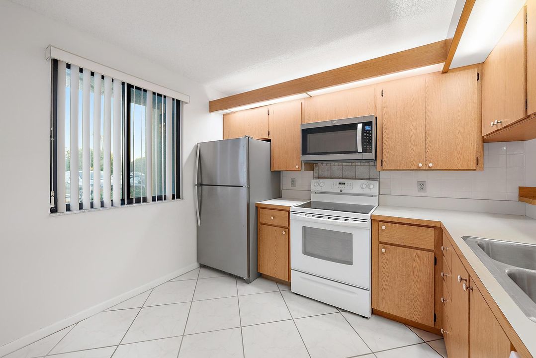 For Sale: $575,000 (2 beds, 2 baths, 1385 Square Feet)