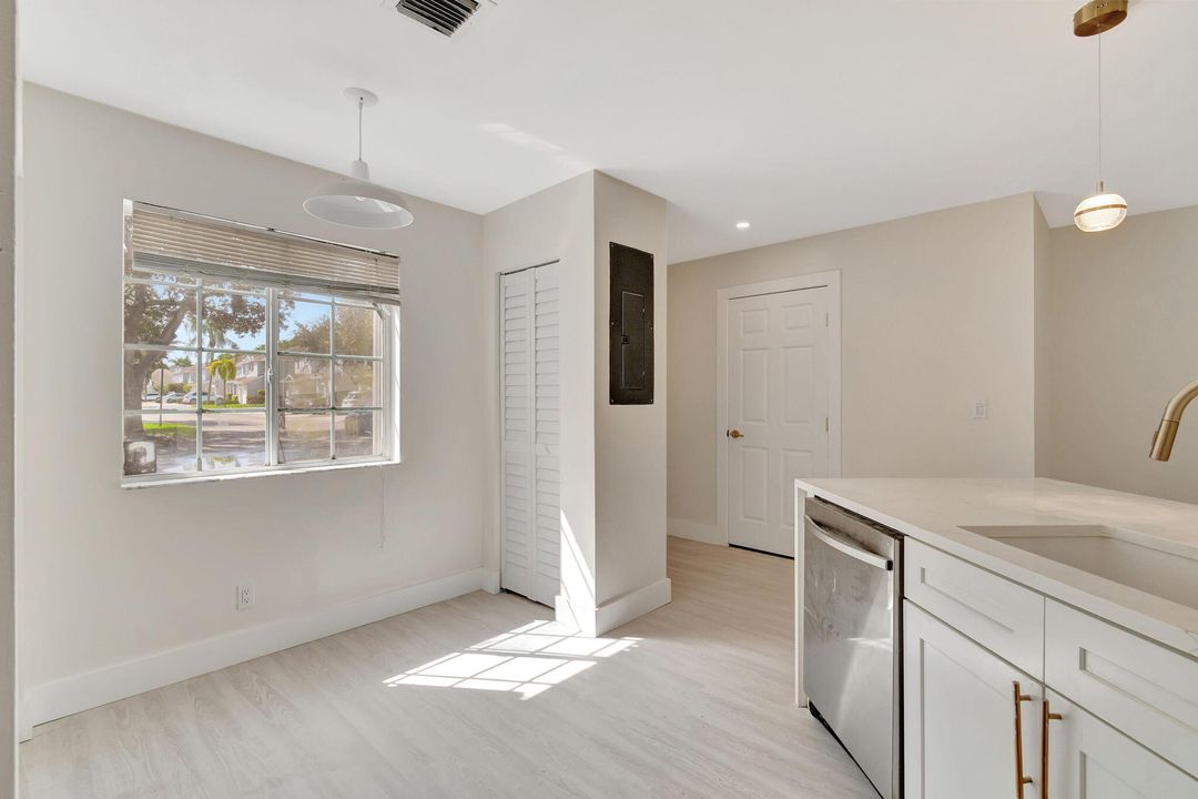 For Sale: $390,000 (3 beds, 2 baths, 1386 Square Feet)