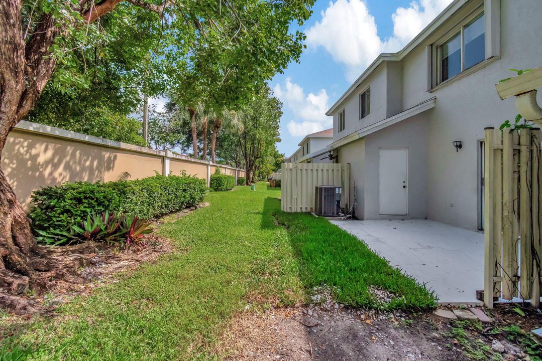 For Sale: $390,000 (3 beds, 2 baths, 1386 Square Feet)