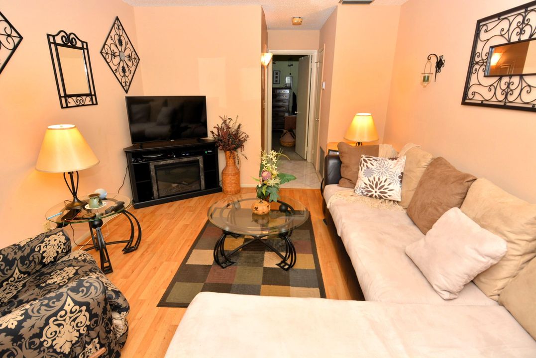 For Sale: $123,900 (1 beds, 1 baths, 747 Square Feet)