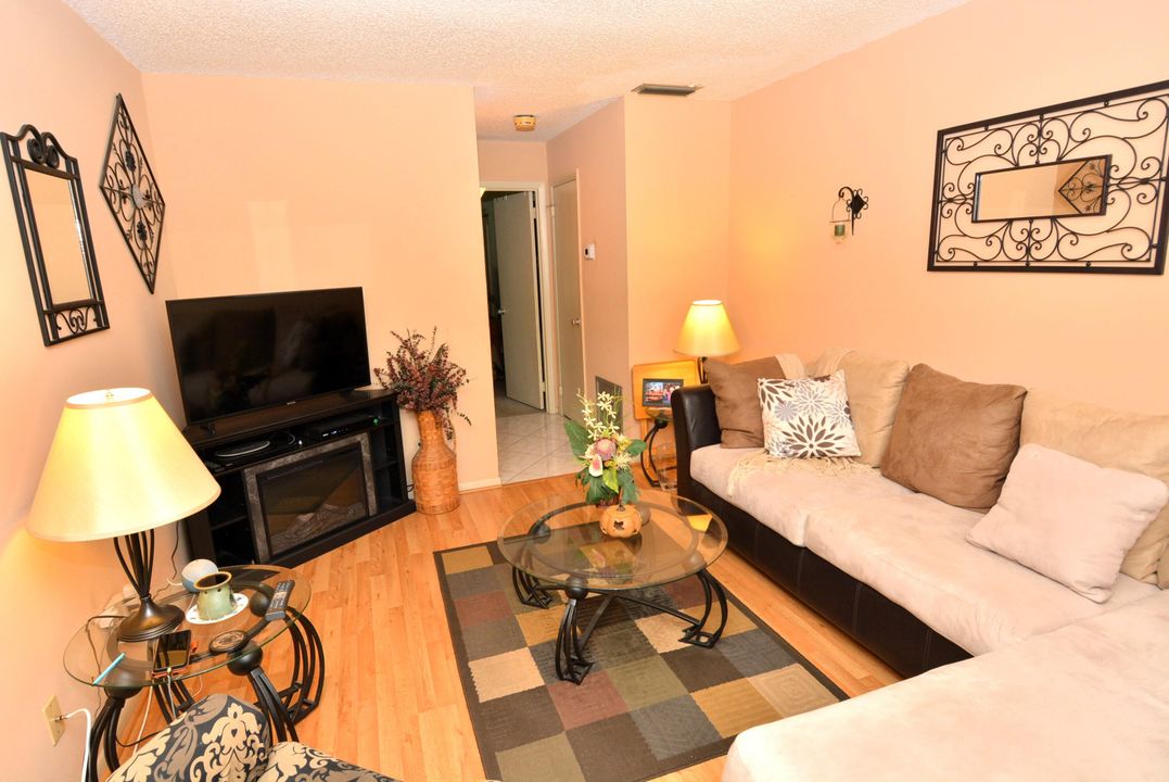 For Sale: $123,900 (1 beds, 1 baths, 747 Square Feet)