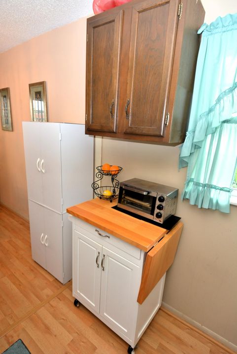 For Sale: $123,900 (1 beds, 1 baths, 747 Square Feet)