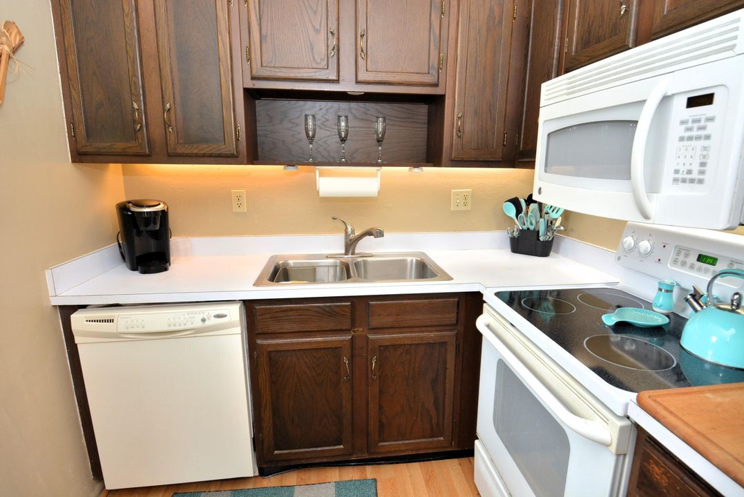 For Sale: $123,900 (1 beds, 1 baths, 747 Square Feet)