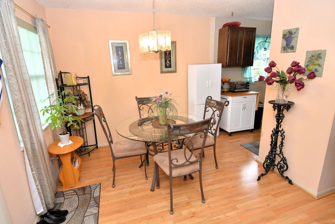 For Sale: $123,900 (1 beds, 1 baths, 747 Square Feet)