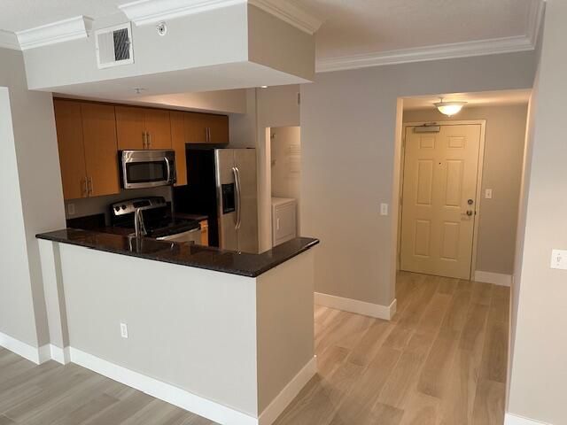 For Rent: $2,100 (1 beds, 1 baths, 643 Square Feet)