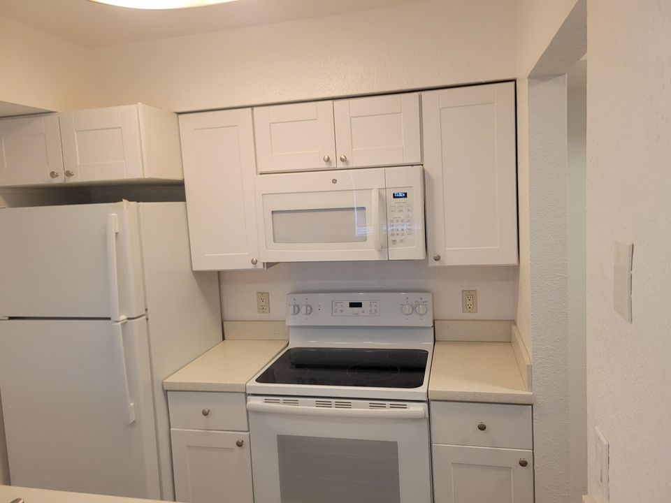 For Rent: $2,000 (2 beds, 2 baths, 735 Square Feet)