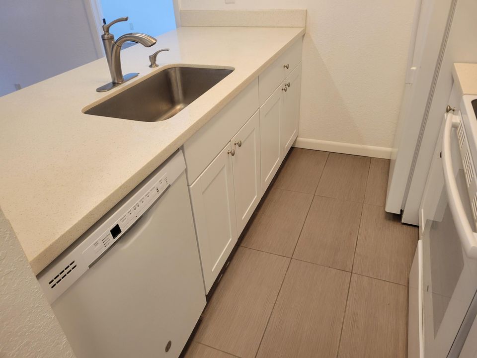 For Rent: $2,000 (2 beds, 2 baths, 735 Square Feet)