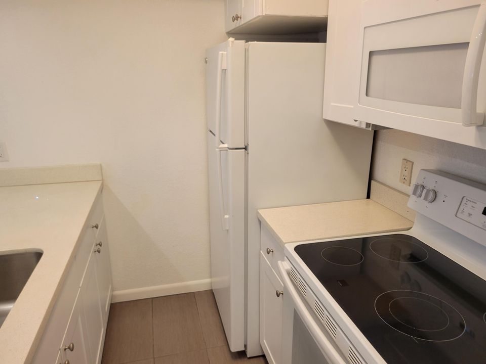 For Rent: $2,000 (2 beds, 2 baths, 735 Square Feet)