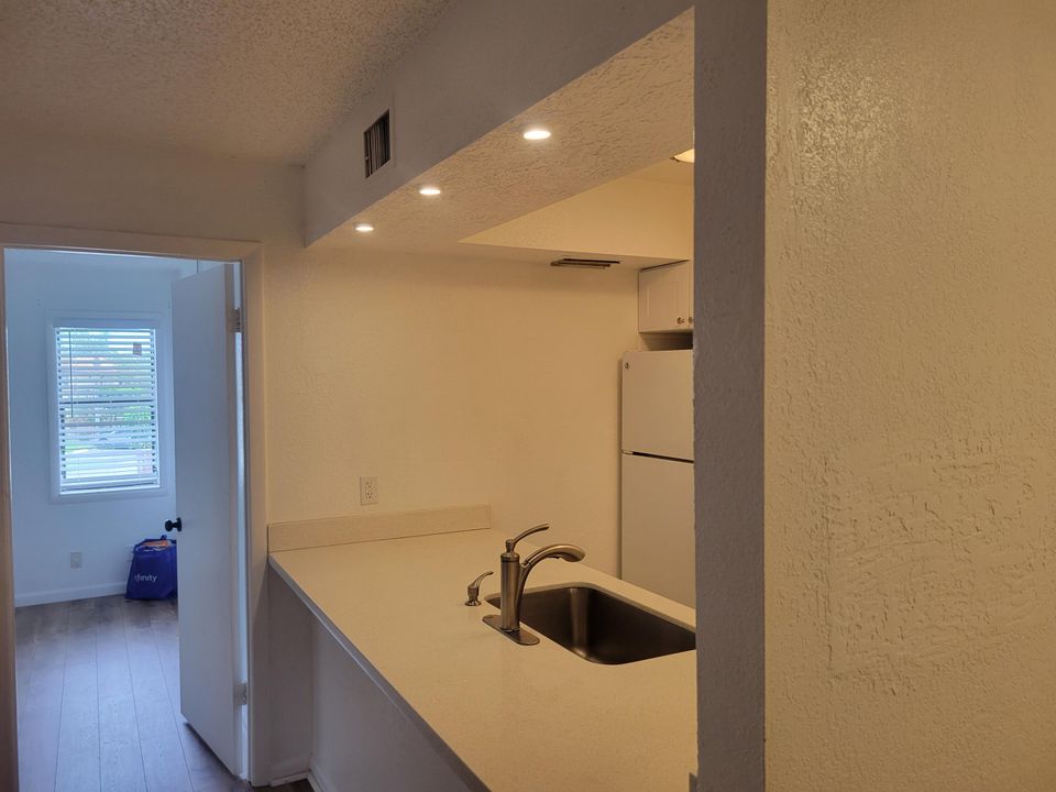 For Rent: $2,000 (2 beds, 2 baths, 735 Square Feet)