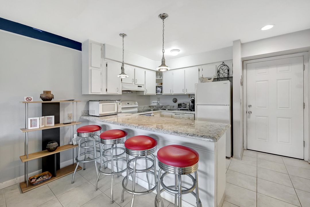 For Sale: $237,900 (1 beds, 1 baths, 678 Square Feet)