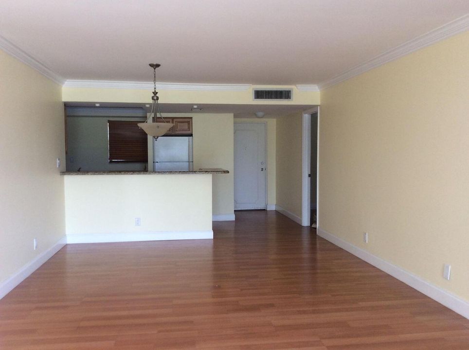 For Rent: $2,550 (2 beds, 2 baths, 1300 Square Feet)