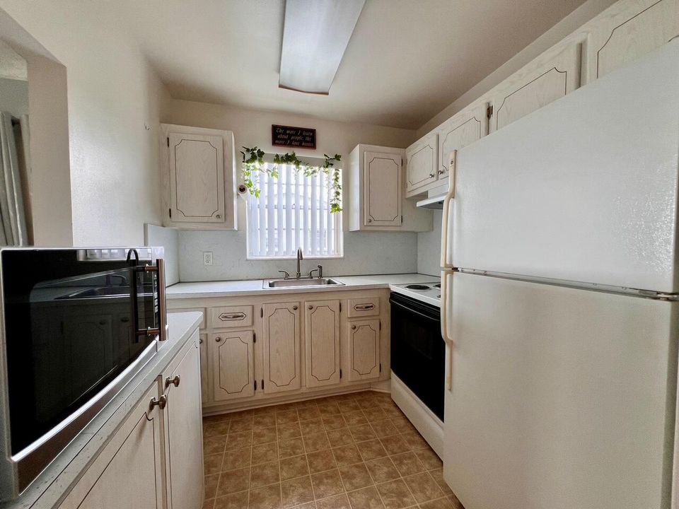 For Sale: $99,900 (1 beds, 1 baths, 738 Square Feet)