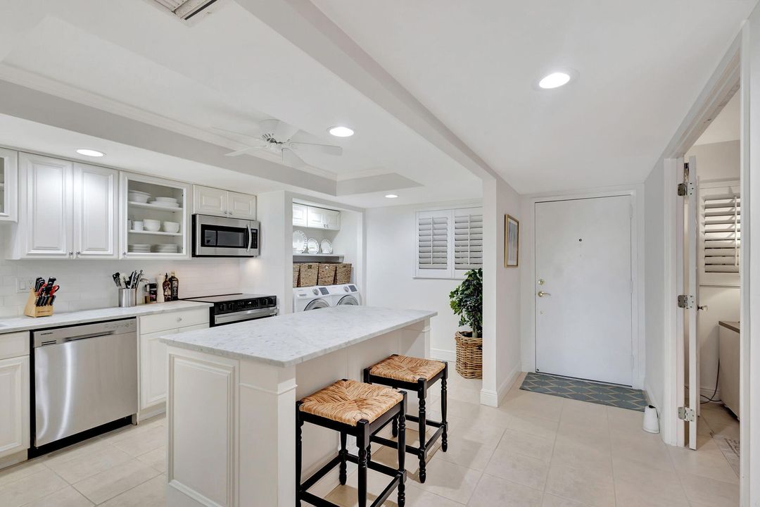 For Sale: $399,900 (2 beds, 2 baths, 1369 Square Feet)