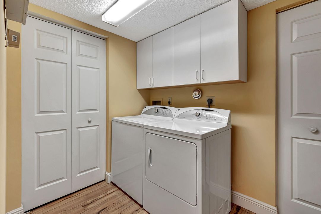 For Sale: $349,000 (2 beds, 2 baths, 1390 Square Feet)