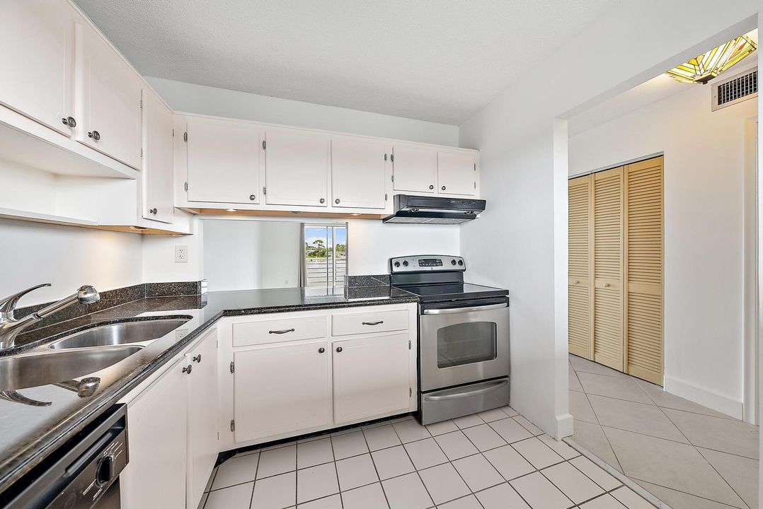 For Sale: $77,500 (1 beds, 1 baths, 894 Square Feet)