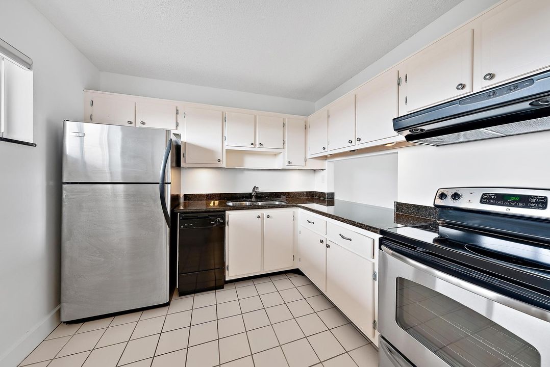 For Sale: $77,500 (1 beds, 1 baths, 894 Square Feet)